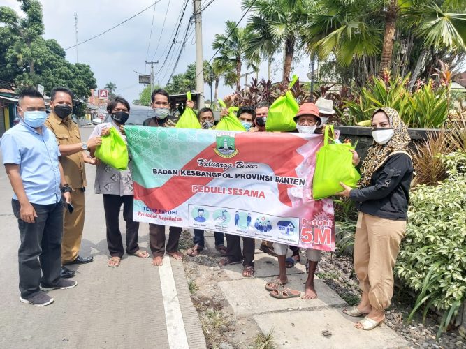 Kesbangpol Banten Berbagi Dan Peduli Sesama Atasi Dampak Covid-19