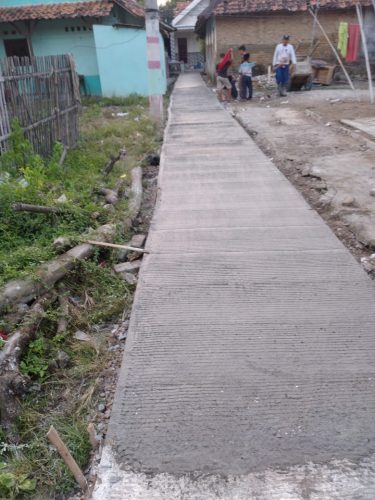 Melalui DD Pemdes Puser Laksanakan Pembangunan jalan rabat beton sepanjang 418.M